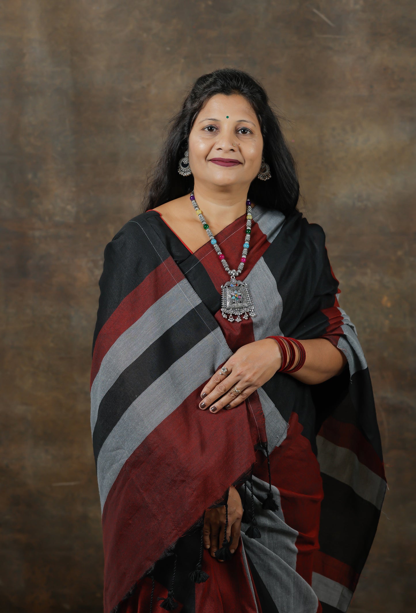 Tamasi – Charcoal Grey Maheshwari Silk Saree with Subtle Zari