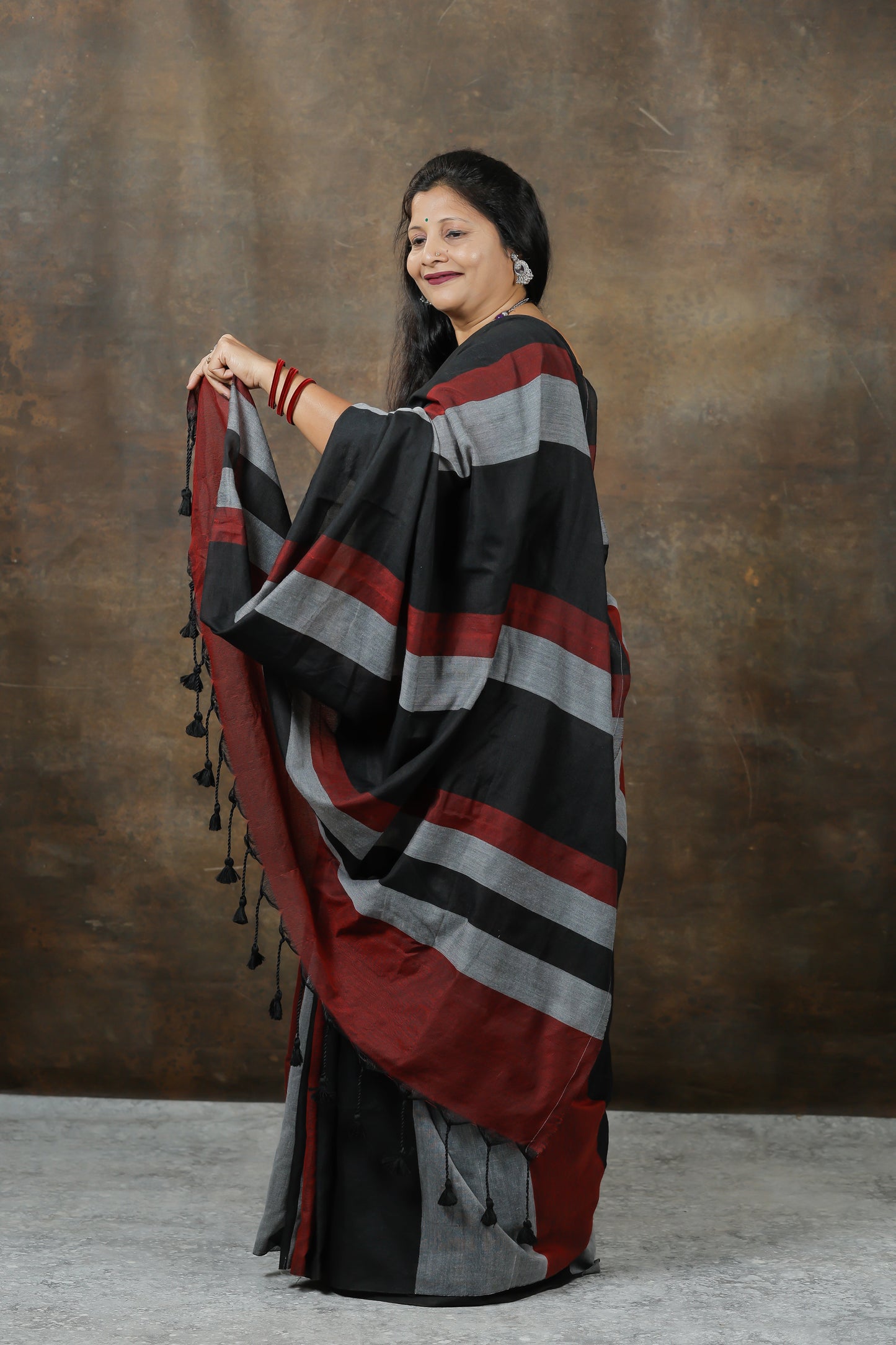 Tamasi – Charcoal Grey Maheshwari Silk Saree with Subtle Zari